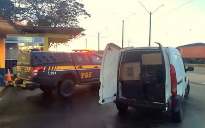 Santa Catarina: PRF flagra 14 mil maços de cigarros contrabandeados em furgão na BR-280 