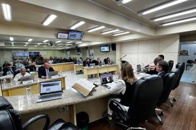 Vereadores aprovam projeto que cria 63 novos cargos comissionados