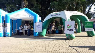 Equipe do Ambulatório de Atenção à Pessoa com Fibromialgia da Unesc faz ação na praça