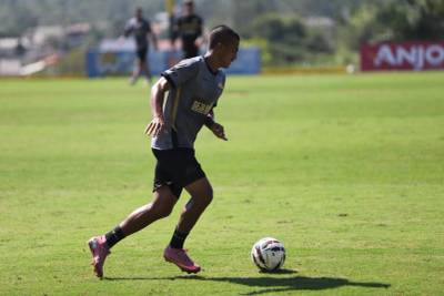 Criciúma está tratando sobre renovação de contrato de Thiaguinho