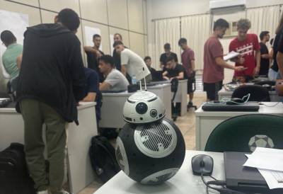 Acadêmicos de Engenharia Mecatrônica participam de desafio com o Droid B.B-8