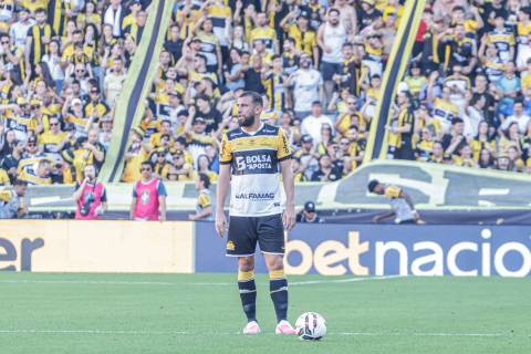 Criciúma fecha o turno com a melhor defesa da Série B e iguala marca de ano de acesso