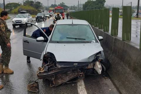 Duas pessoas ficam feridas após carro colidir em mureta na BR-101