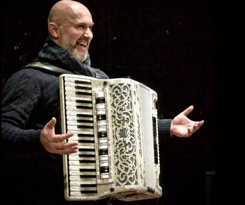 Tenor italiano faz apresentação no Nações Shopping