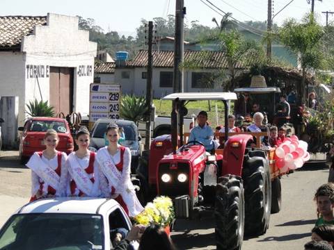 Festa do Colono de Maracajá mantém tradição com desfile de tratores e carros alegóric
