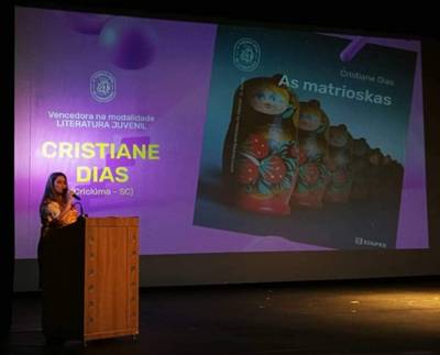 Professora criciumense lança livro sobre conflitos vividos por alunos 