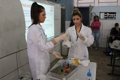 Projeto Quimicando leva química a escolas sem laboratórios