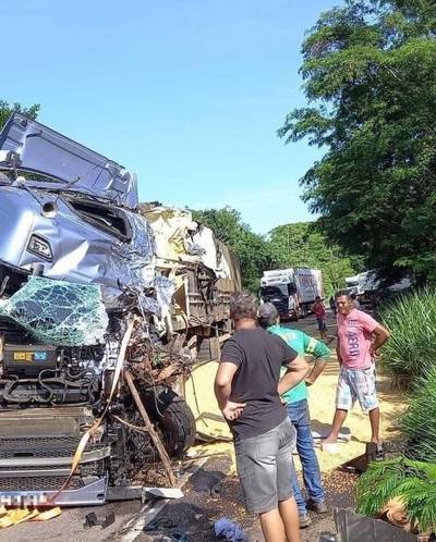 Caminhoneira tubaronense conhecida nas redes sociais se envolve em grave acidente em Mato Grosso