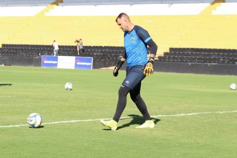 Governador Moisés autoriza volta dos treinos de futebol profissional e amador