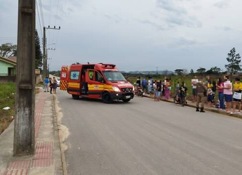 Motociclista e caroneira ficam feridos em acidente em Treze de Maio