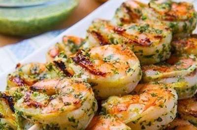 Espetinho de Camarão ao Molho Pesto 