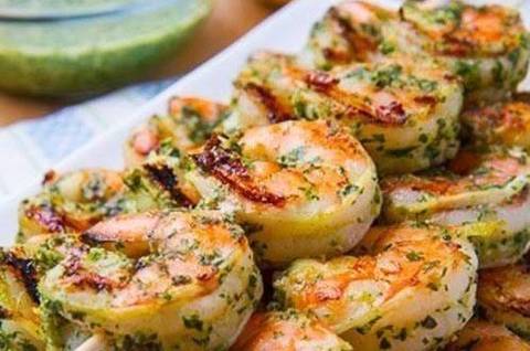 Espetinho de Camarão ao Molho Pesto 