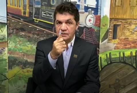Salvaro anuncia exoneração de professor por exibição de conteúdo impróprio em sala de aula