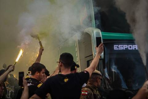 Fotos: torcida carvoeira recepciona delegação na chegada ao Majestoso