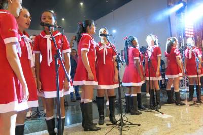 Coral Show exalta clima natalino no Nações Shopping