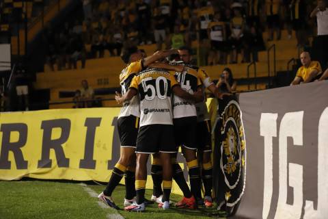 Festa carvoeira: veja os gols e as fotos da vitória do Tigre diante do CRB