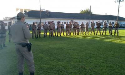 Policiais militares recebem instrução para o uso de câmeras individuais