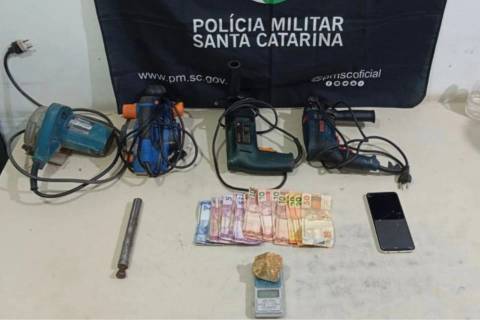 Dupla é flagrada com arma de fogo, dinheiro e ferramentas de origem suspeita