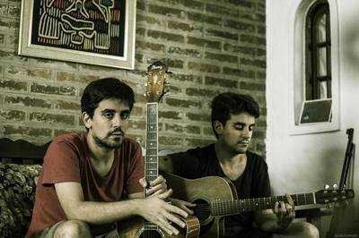 VÍDEO: Banda argentina Inmigrantes faz show no Colher de Chá