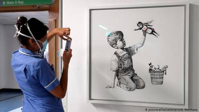 Bansky mostra enfermeira como heroína em nova obra