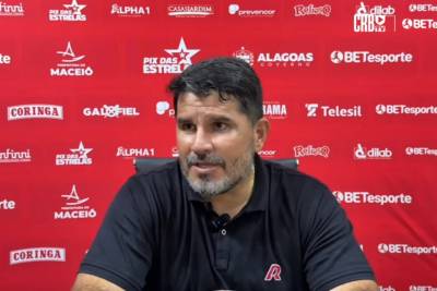 ‘A arbitragem teve um impacto direto no jogo’, afirma Barroca sobre vitória do Criciúma