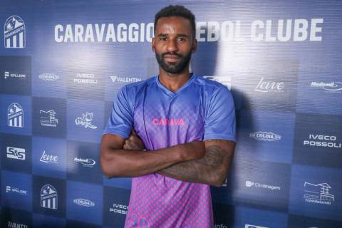 Caravaggio acerta a contratação do lateral-direito Maicon