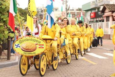 Com canções e desfile, Polentopéia diverte público na Festa da Gastronomia