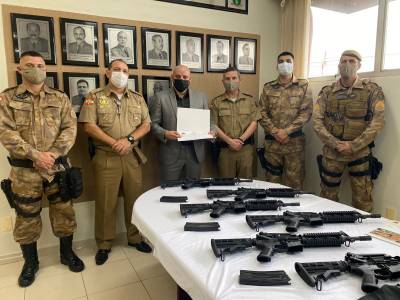Atacante Aloísio 'Boi Bandido' doa seis fuzis para a Polícia Militar de Criciúma