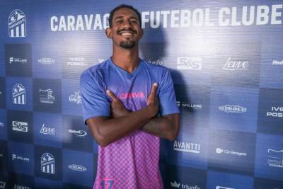 Caravaggio acerta contratação de atacante