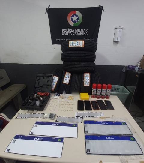 Duas pessoas são presas após abordagem da PM; itens furtados e drogas foram encontrados no local 