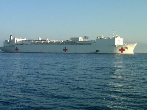 Navio-hospital chega a Nova York para aliviar hospitais