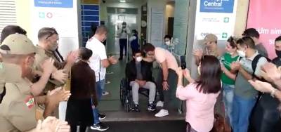 Vídeos: policial militar baleado em ocorrência em Imbituba deixa o hospital