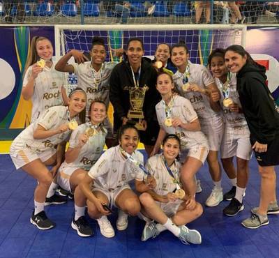 Meninas Carvoeiras vencem competição nacional de futsal e garantem vaga em campeonato na França