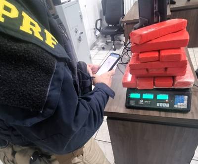 PRF apreende dez quilos de maconha em carro de Turvo na BR-101 em Itajaí
