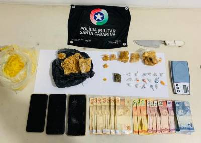Homem é preso após PM encontrar mais de 380 gramas de crack em sua casa em Balneário Arroio do Silva