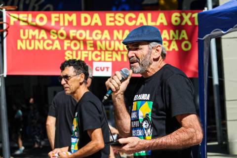 Fotos: trabalhadores cobram fim da escala 6x1 no Centro de Criciúma