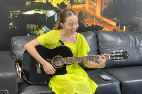 Cantora mirim leva melodias de sertanejo e pagode nos palcos de Siderópolis