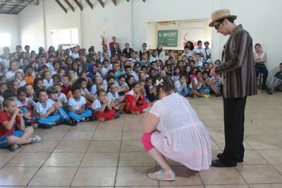Peça de teatro alerta crianças para o combate ao abuso infantil