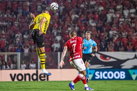 Time deixa o G6 pela primeira vez após três derrotas consecutivas na Série B