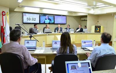 Juiz determina mudanças em funções de servidores da Câmara