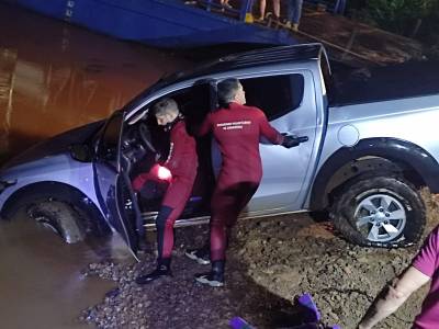 Vídeo: caminhonete com 776 quilos de maconha é jogada no rio Uruguai em Caxambu do Sul