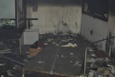 Bombeiros utilizam 11 mil litros de água para combater incêndio em galpão abandonado em Criciúma