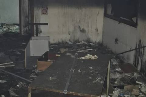 Bombeiros utilizam 11 mil litros de água para combater incêndio em galpão abandonado em Criciúma