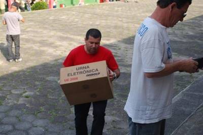 Votação começa com problemas em urnas