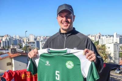 Revelado pelo Vasco, criciumense renova contrato por mais uma temporada no Bahrein