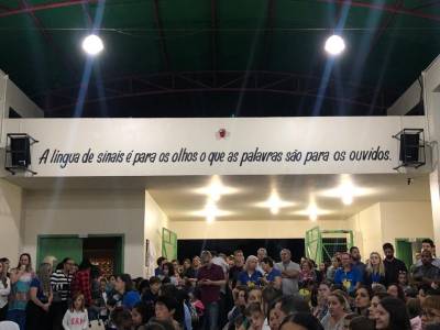 Escola polo para surdos inaugura sinal audiovisual em Criciúma