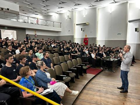 Alunos dos Cursos Técnicos da Satc participam de reunião sobre programas de estágio