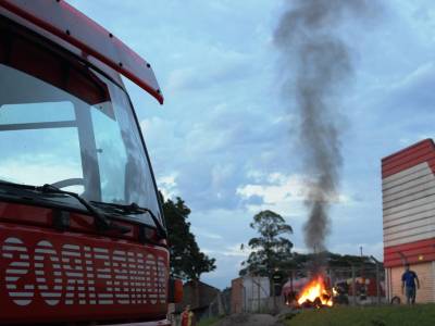 Produtos químicos incendeiam em empresa às margens da BR-101 (vídeo)