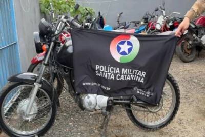 Dupla é flagrada em motocicleta sem placa e retrovisores