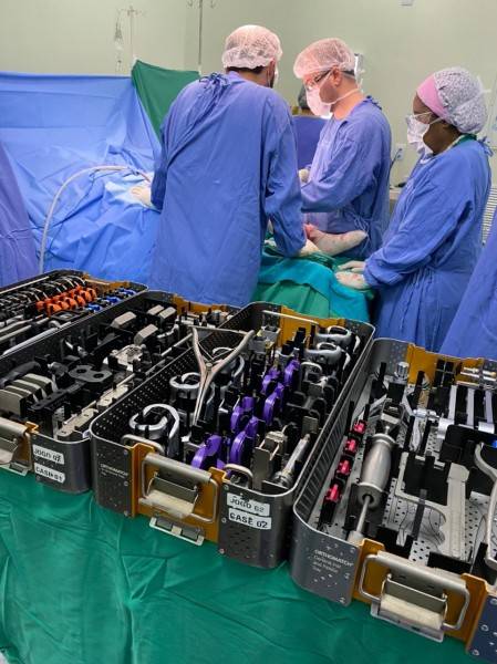 Primeira cirurgia com prótese importada de joelho para paciente do SUS é realizada hoje em Criciúma